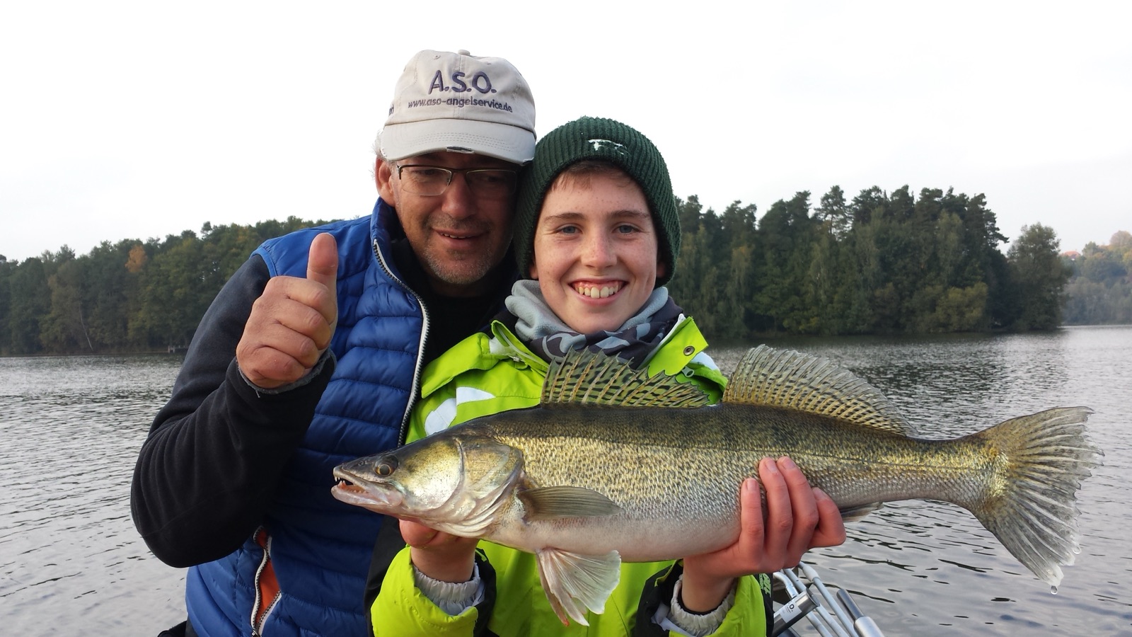 Fabi als Jugendlicher mit einem Zander im Boot, daneben sein Begleiter
