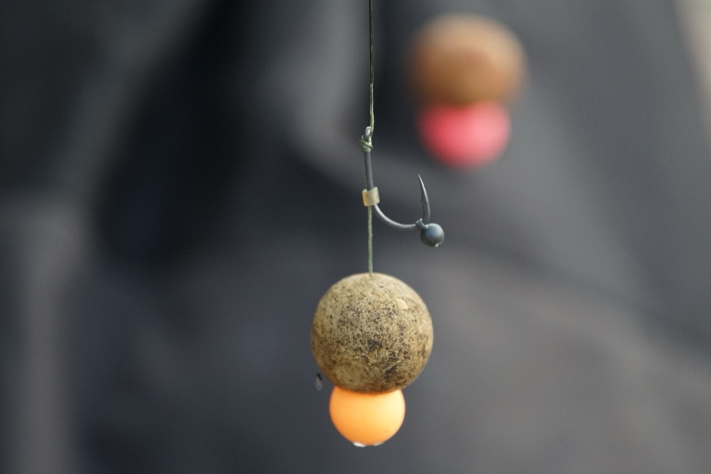 Haar-Rig mit Boilie und orangefarbenem Pop-up am Haken