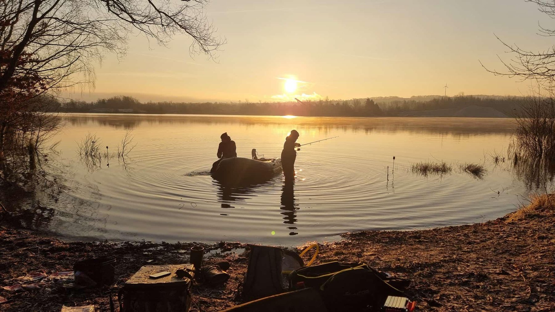 Zwei Angler am See in der Dämmerung