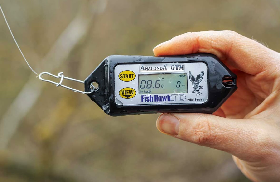 Digitales Thermometer misst die Wassertemperatur je Tiefe
